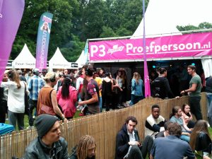 Mensen gaan los in de silent disco op Werfpop