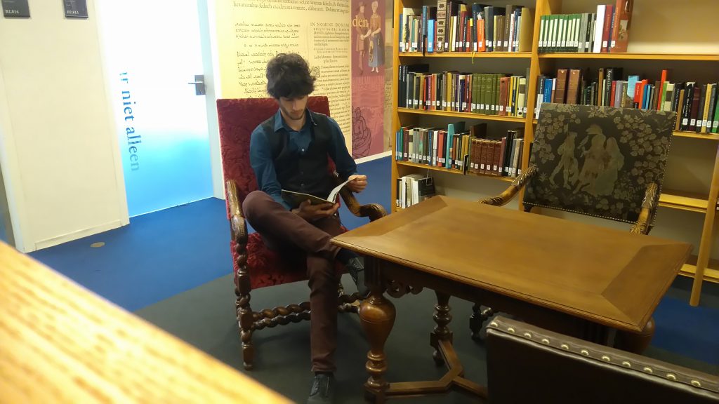 Student-assistent aan het werk. De Paravisie doorzoeken in de Koninklijke Bibliotheek.